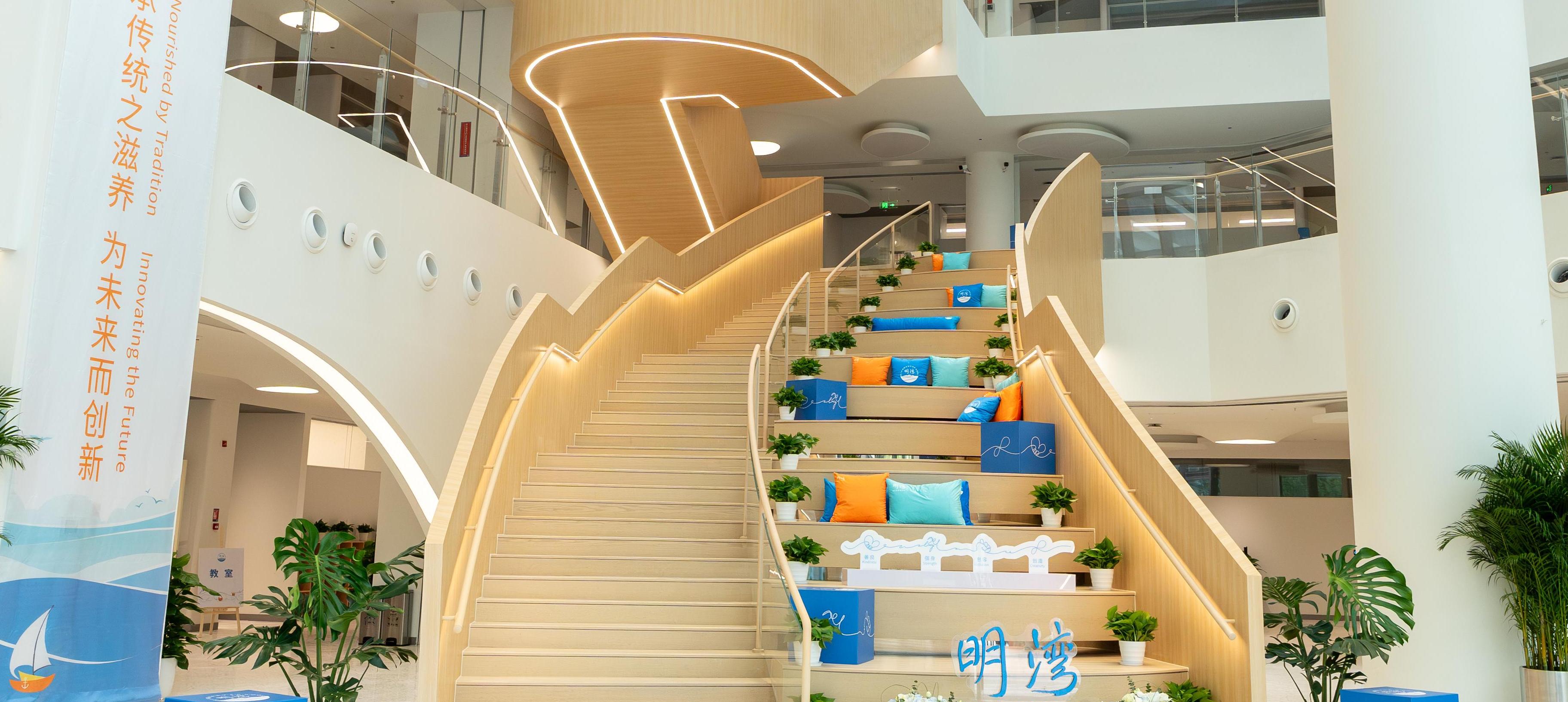 深圳国际学校明湾学校教学楼中庭